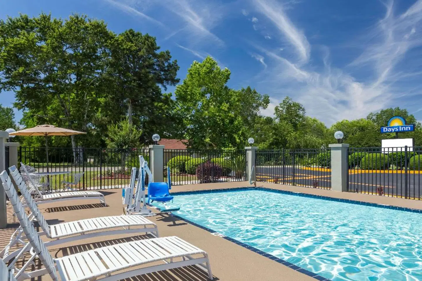 Days Inn by Wyndham Blakely OUTDOOR_POOL