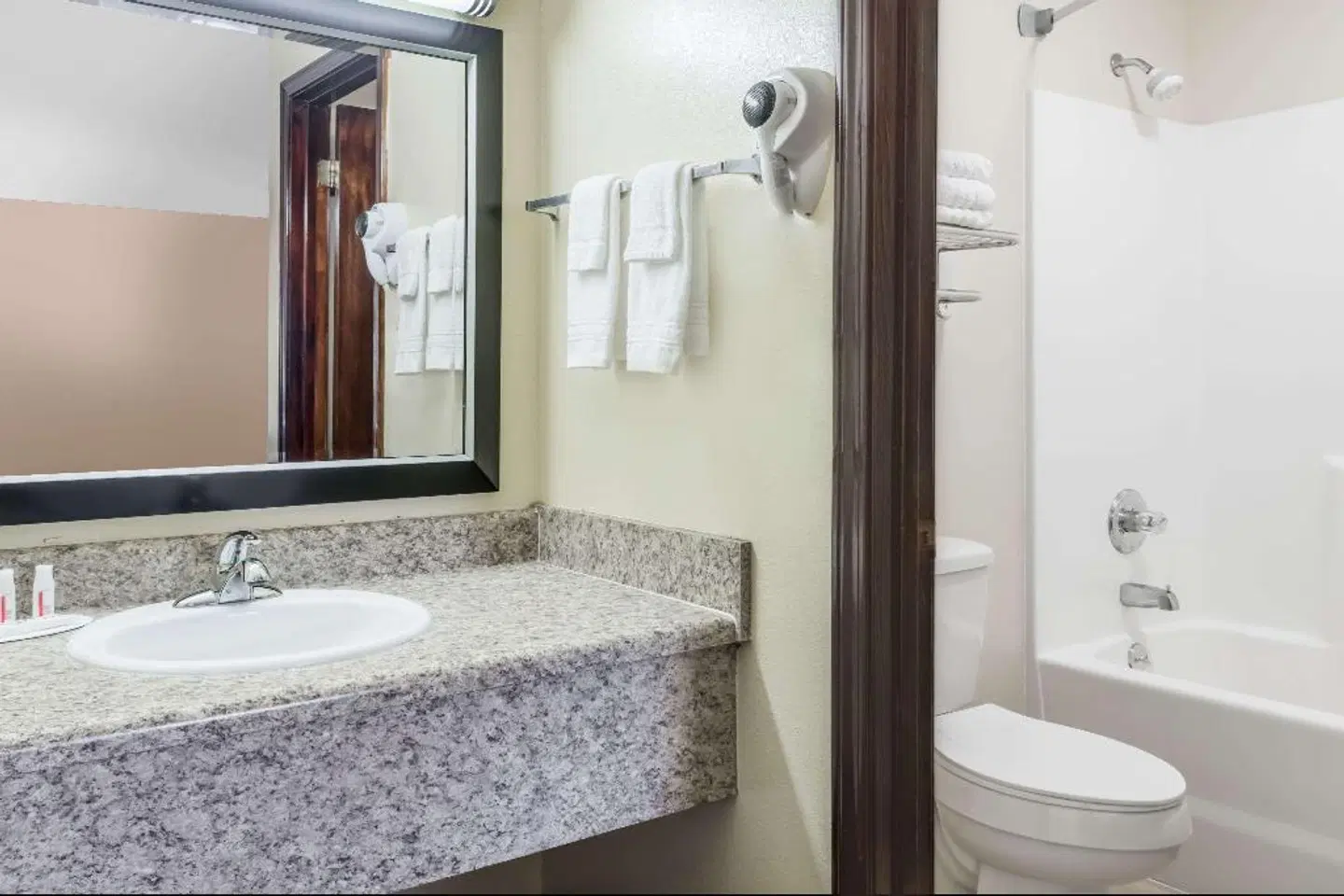 Days Inn by Wyndham Blakely BATHROOM
