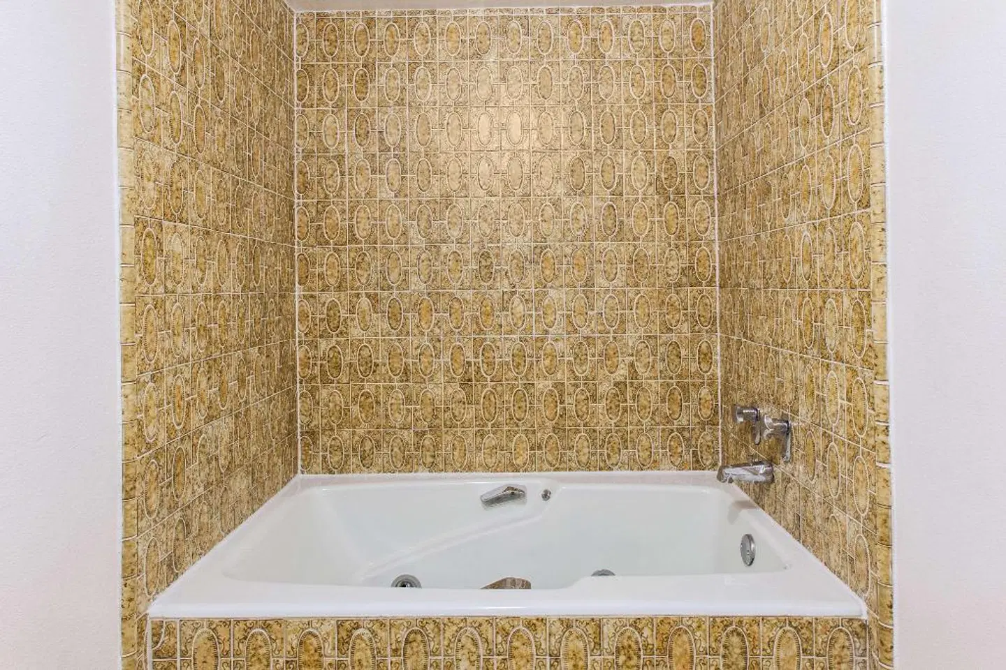 Days Inn by Wyndham Camarillo - Ventura BATHROOM