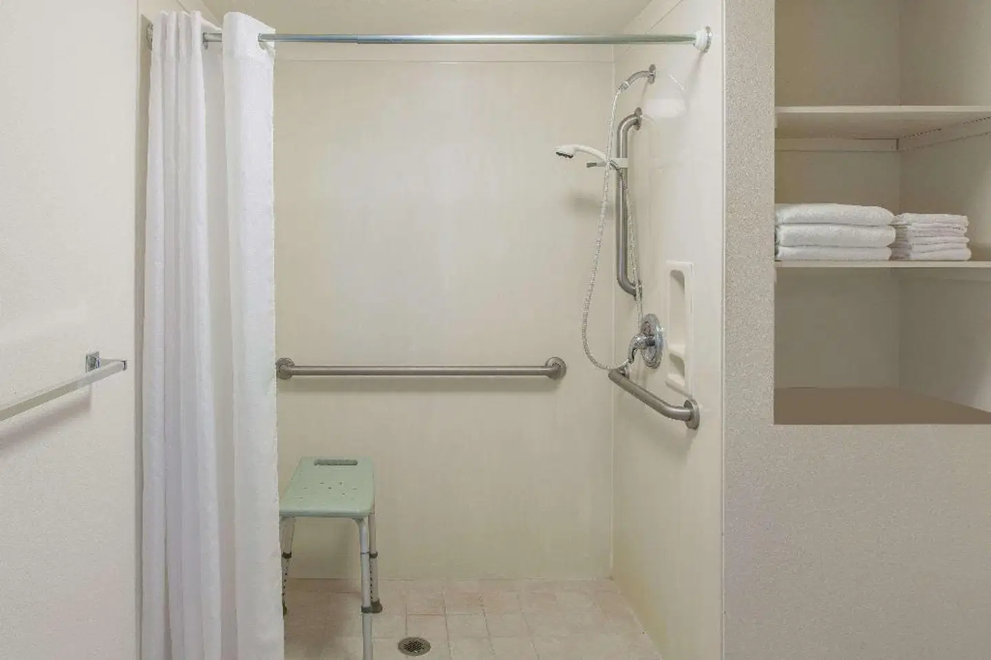 Days Inn by Wyndham Camarillo - Ventura BATHROOM