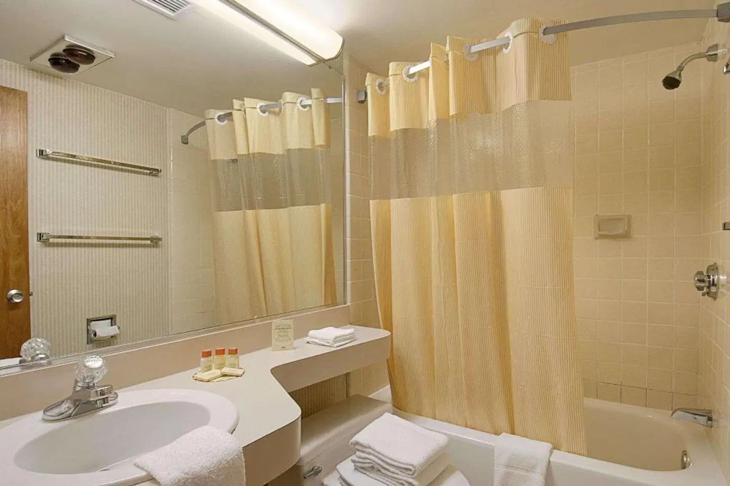 Days Inn by Wyndham Colorado Springs/Garden of the Gods BATHROOM