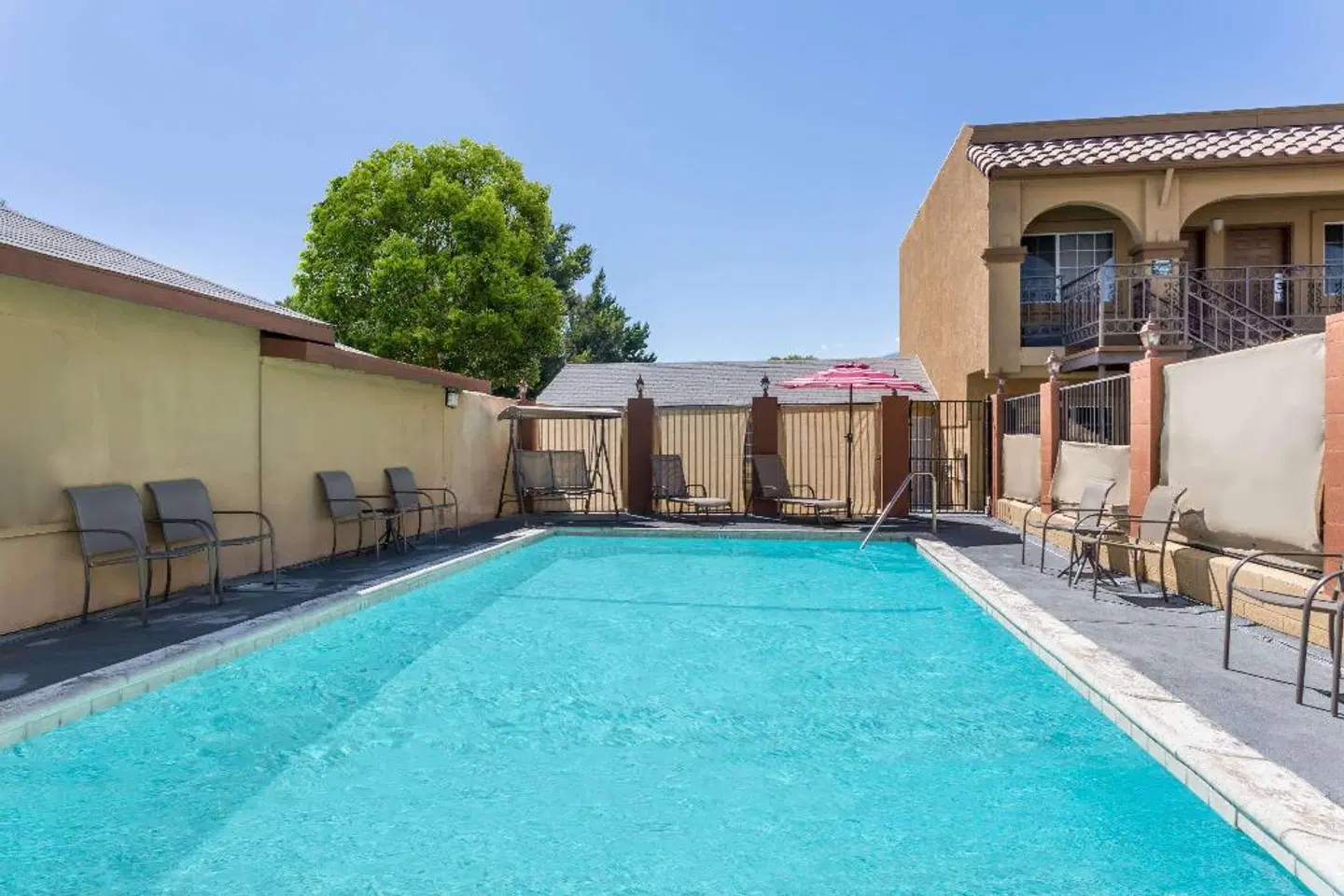 Days Inn by Wyndham Bishop OUTDOOR_POOL