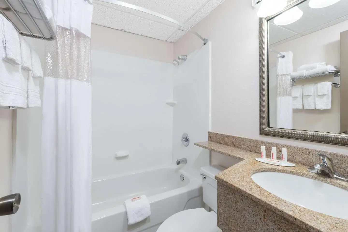 Days Inn by Wyndham Bismarck Badezimmer