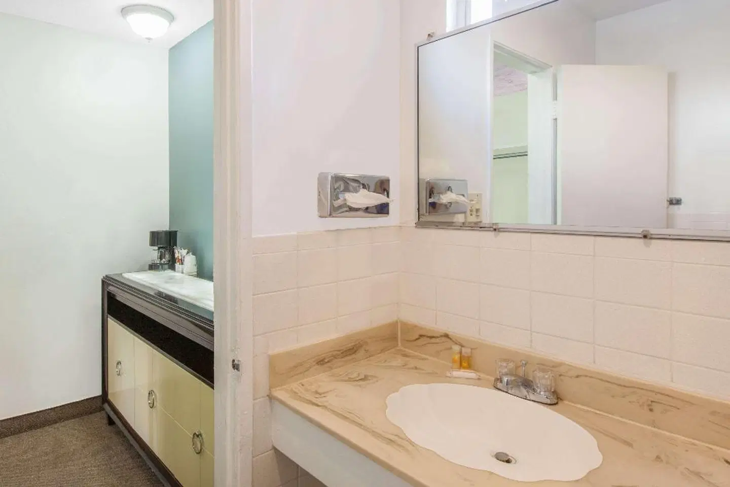 Days Inn by Wyndham Camarillo - Ventura BATHROOM