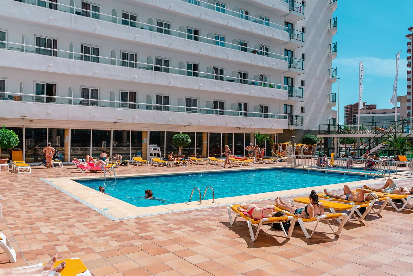 Fiesta Park Hotel OUTDOOR_POOL