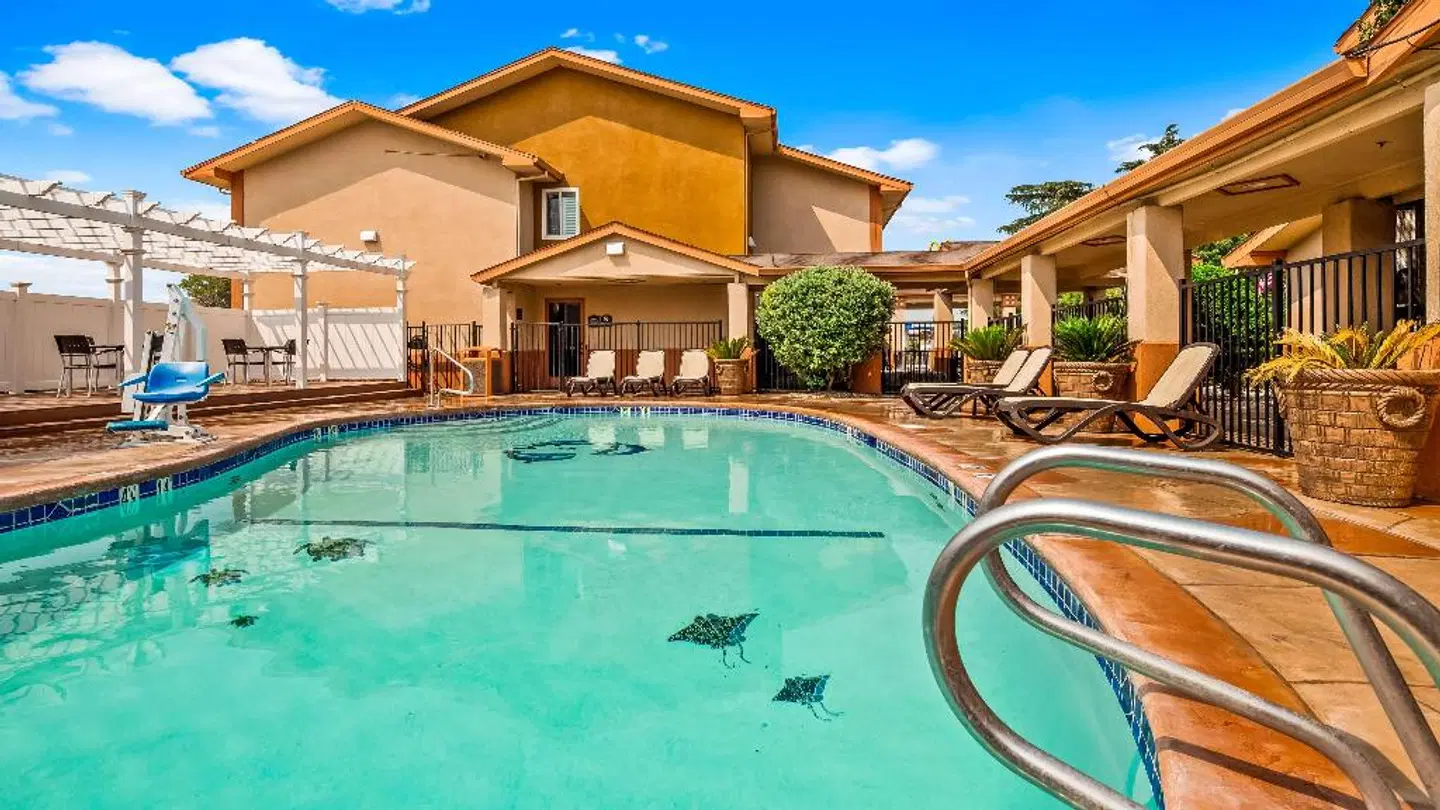 Best Western Antelope Inn & Suites OUTDOOR_POOL