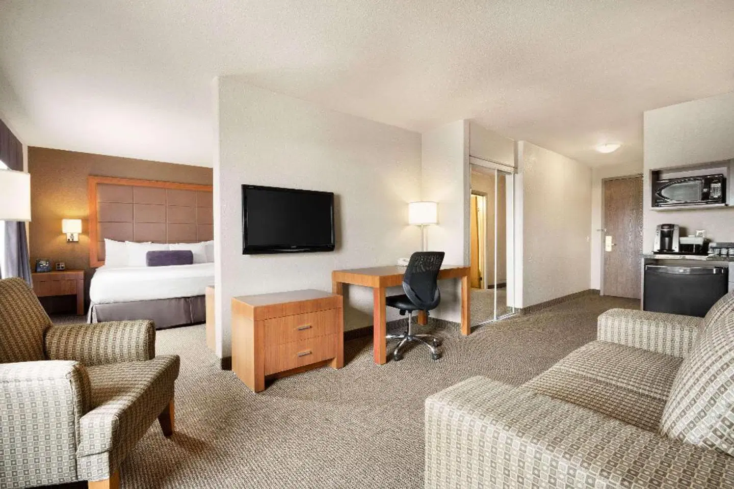 Days Inn by Wyndham Calgary Airport ROOM_EXAMPLE