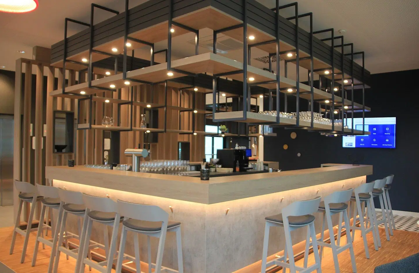 Holiday Inn Express & Suites Basel - Allschwil Bar