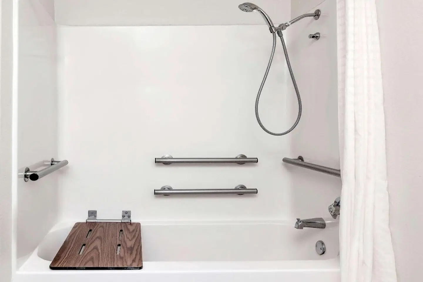 Howard Johnson Inn Lafayette West Scott BATHROOM