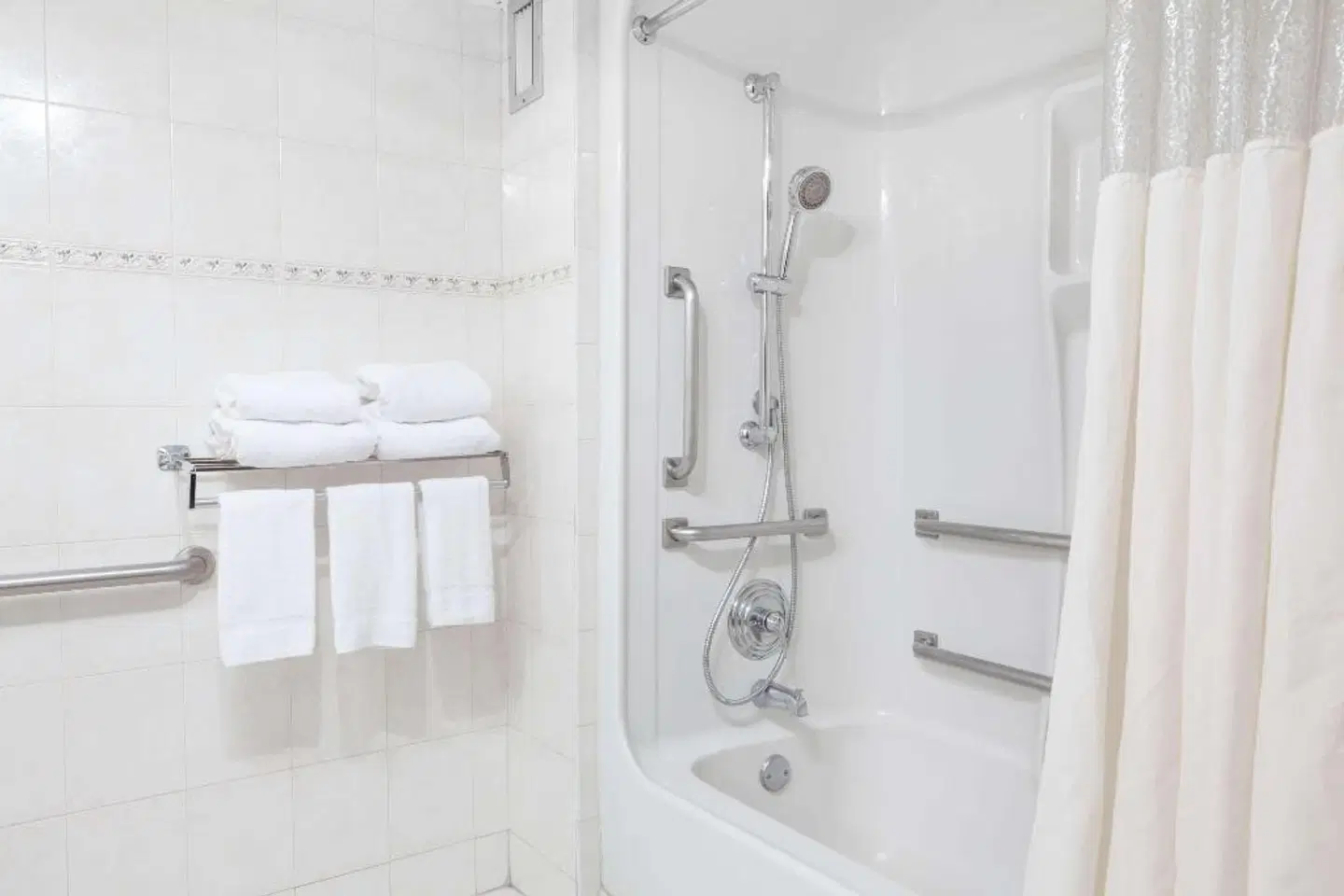 Howard Johnson by Wyndham Newark Airport Badezimmer