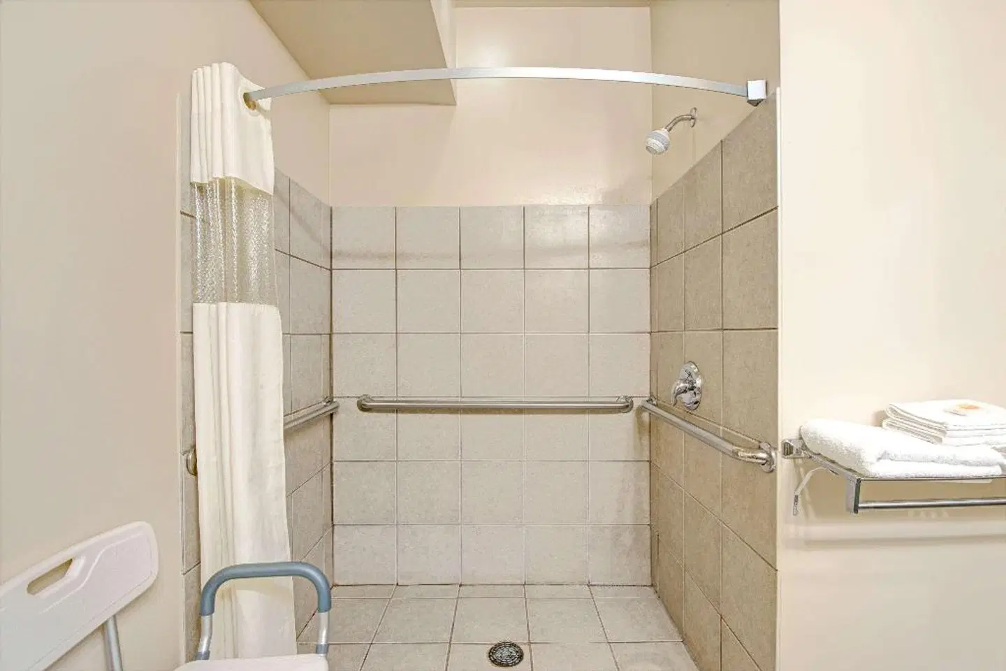 Days Inn by Wyndham Downtown St. Louis BATHROOM