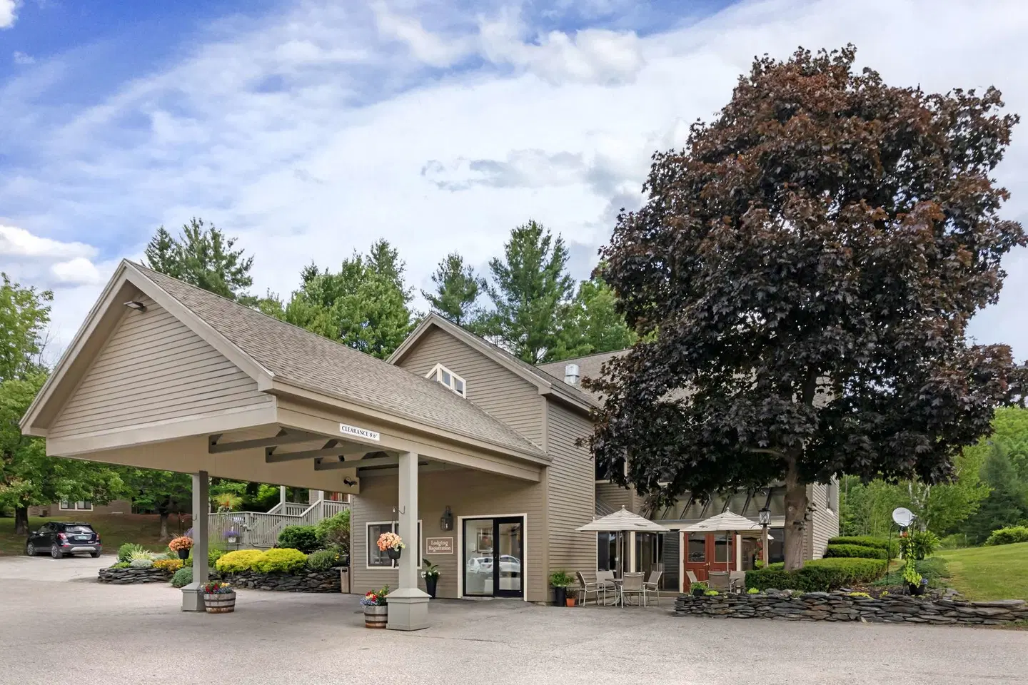 Best Western Inn & Suites Rutland-Killington EXTERIOR