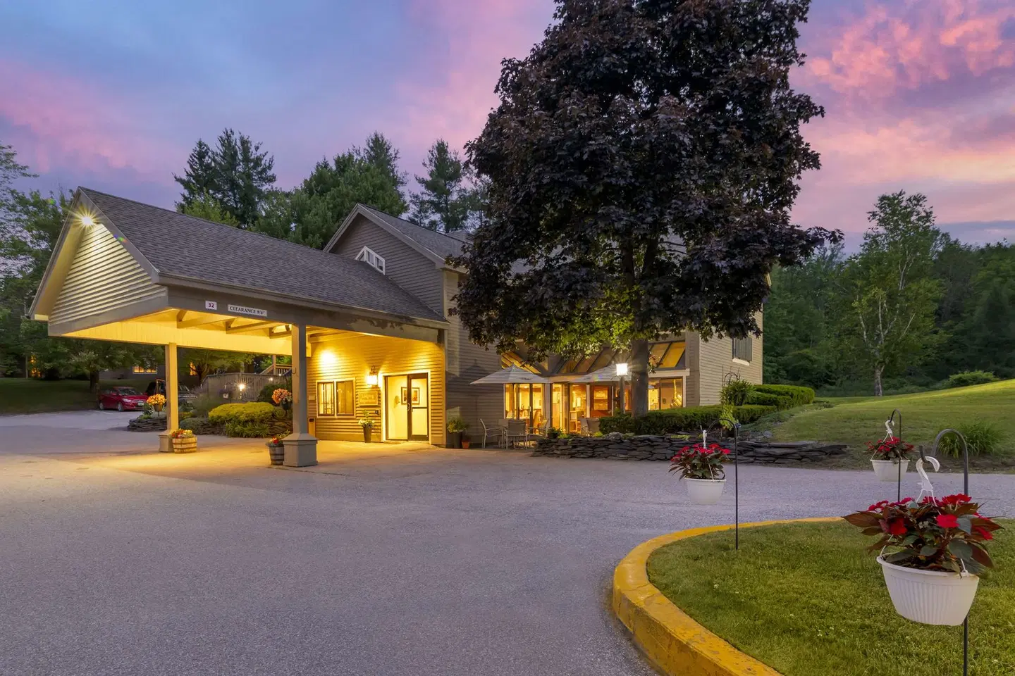 Best Western Inn & Suites Rutland-Killington EXTERIOR