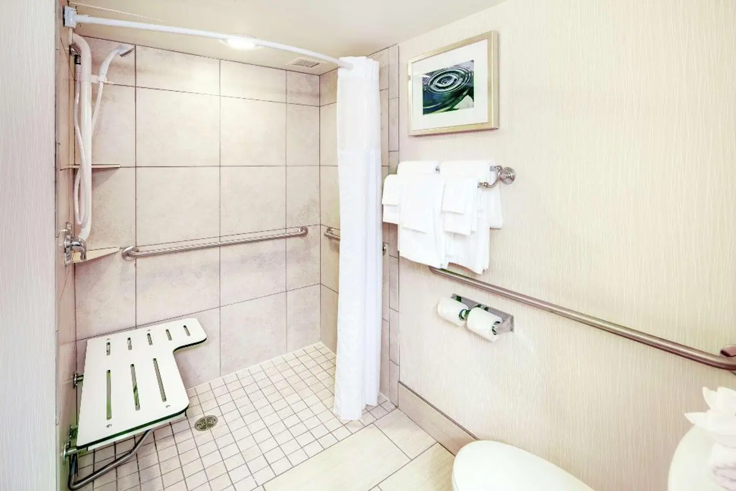 DoubleTree by Hilton Hotel Milwaukee Downtown BATHROOM