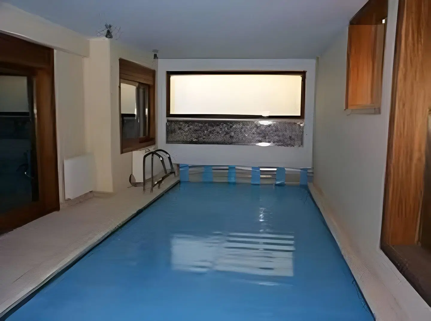 Georgia Mare Hallenbad