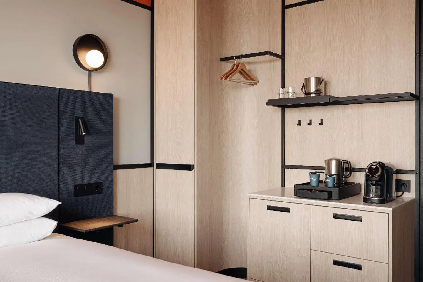 DoubleTree by Hilton Amsterdam Centraal Station BATHROOM