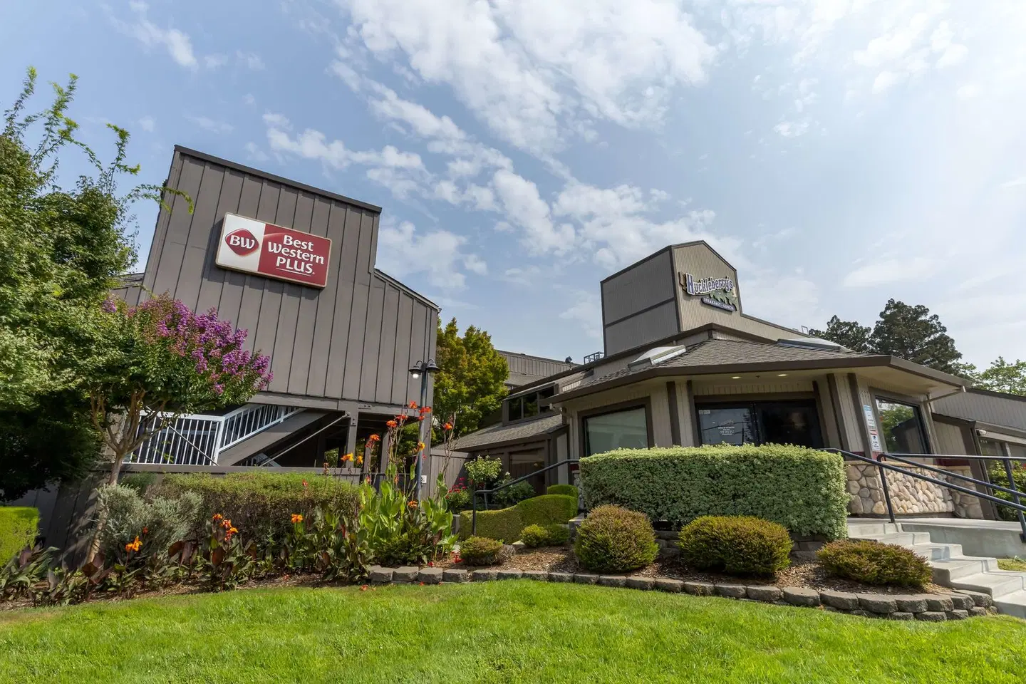 Best Western PLUS Inn at the Vines EXTERIOR