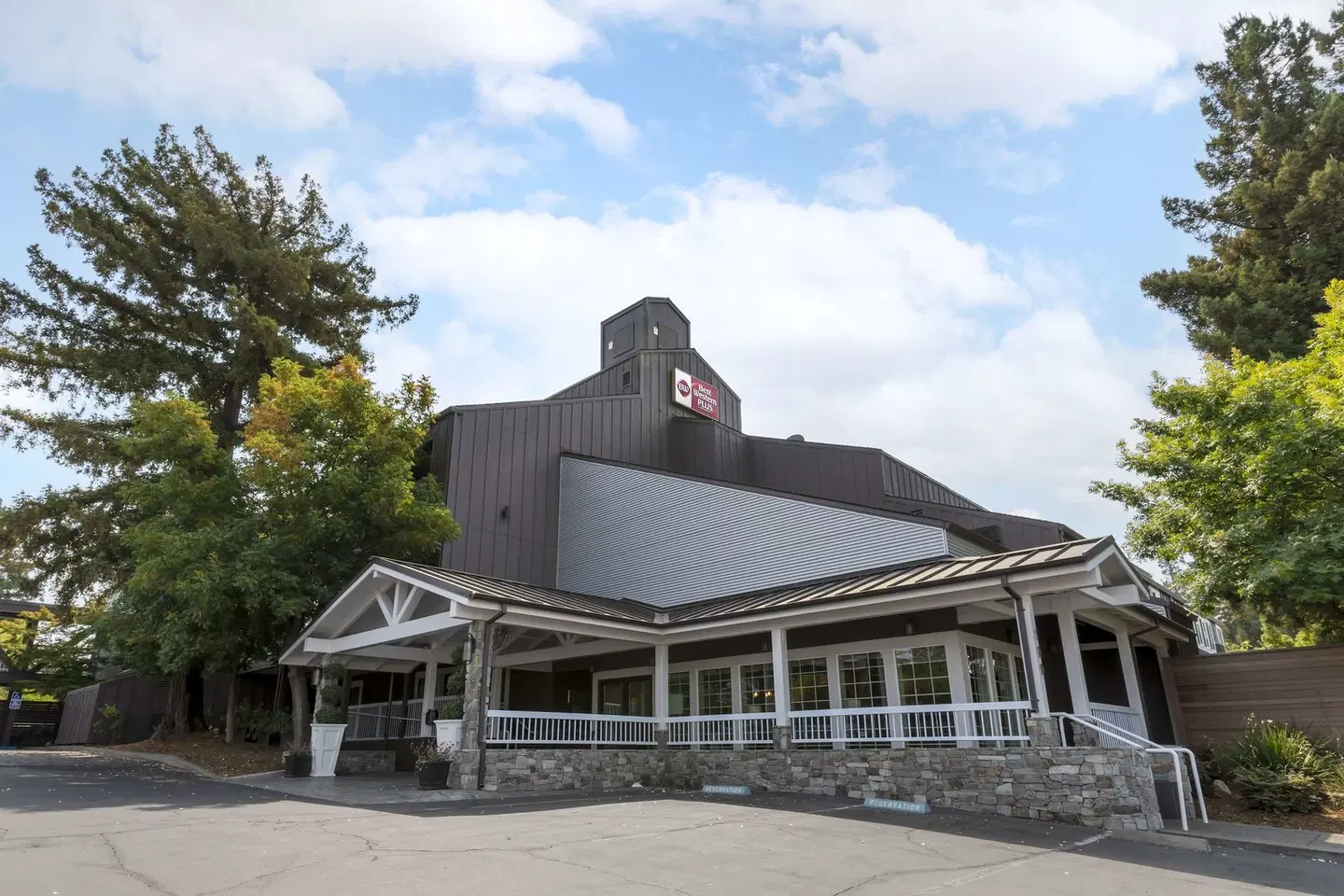 Best Western PLUS Inn at the Vines EXTERIOR