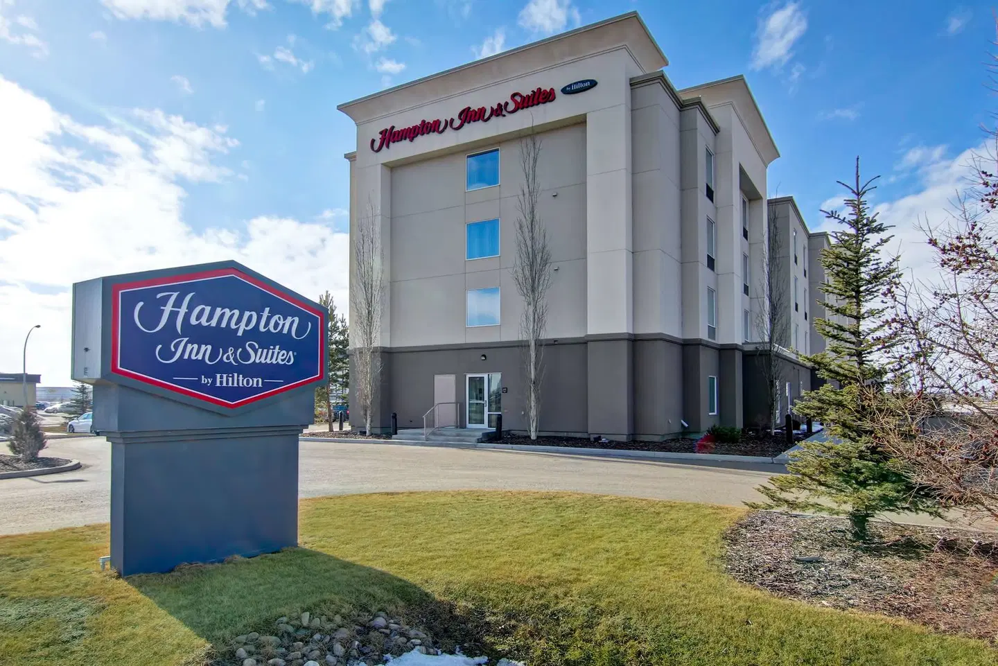 Hampton Inn & Suites by Hilton Red Deer EXTERIOR
