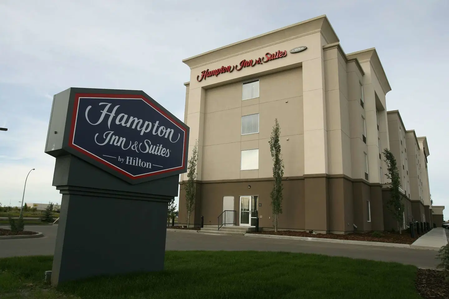 Hampton Inn & Suites by Hilton Red Deer EXTERIOR