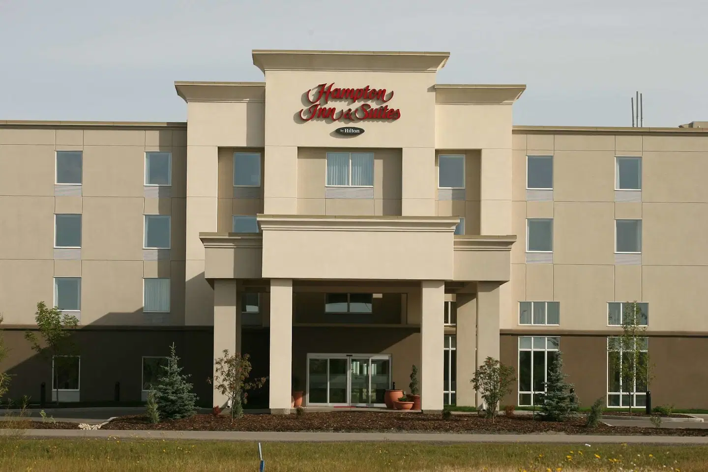 Hampton Inn & Suites by Hilton Red Deer EXTERIOR