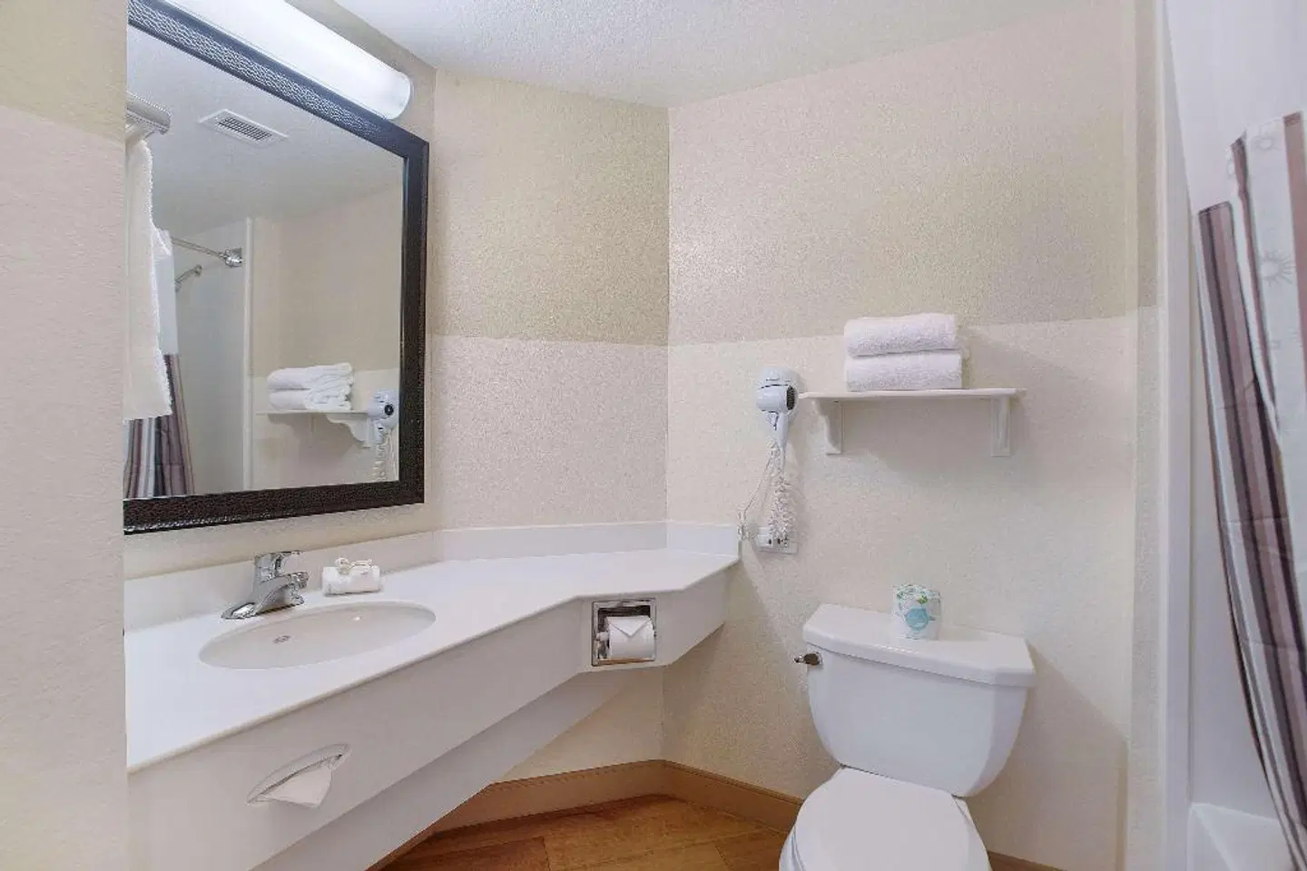 La Quinta Inn & Suites by Wyndham Ft. Lauderdale Airport BATHROOM