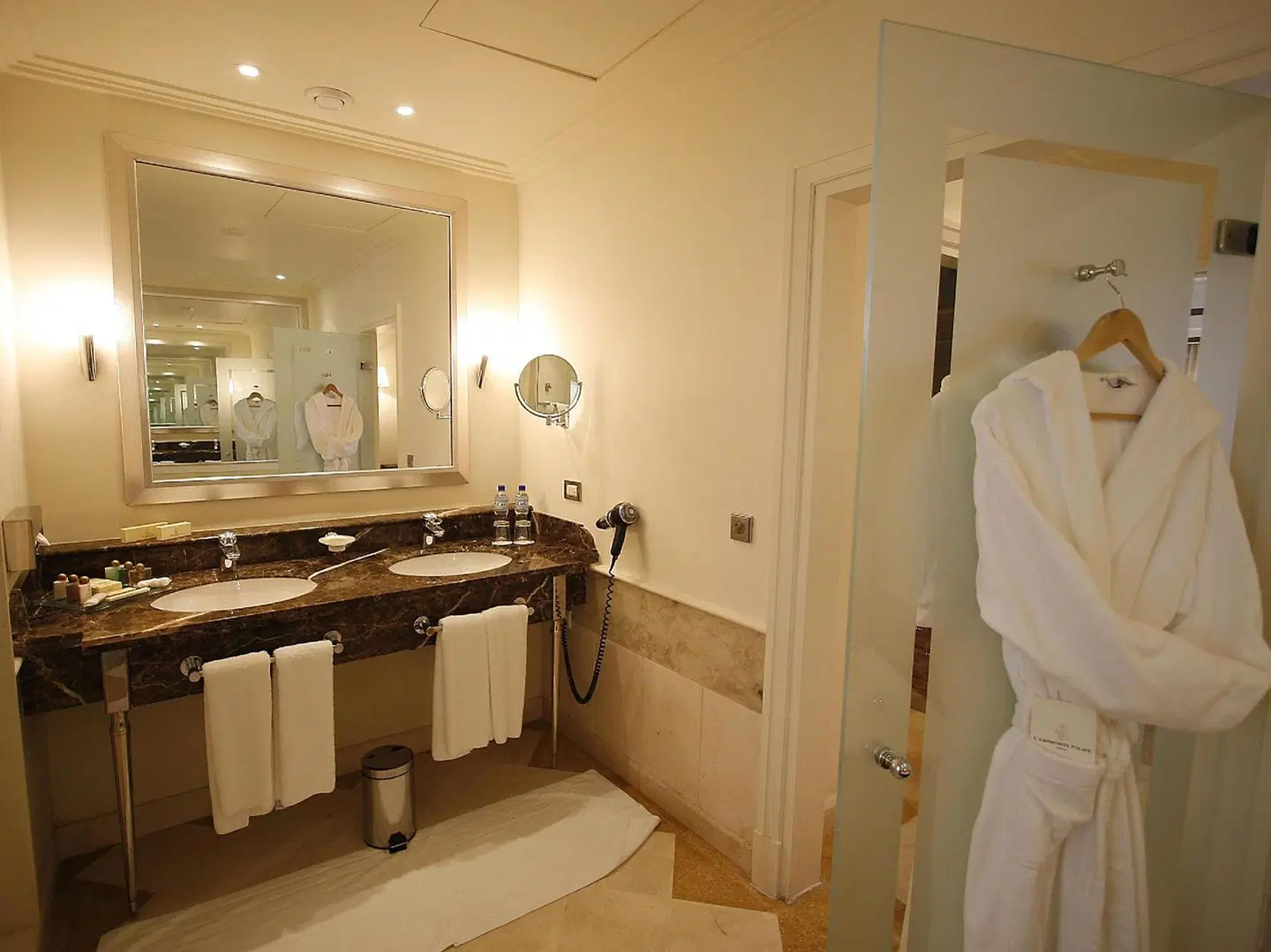 L' Amphitrite Palace Resort & Spa Badezimmer