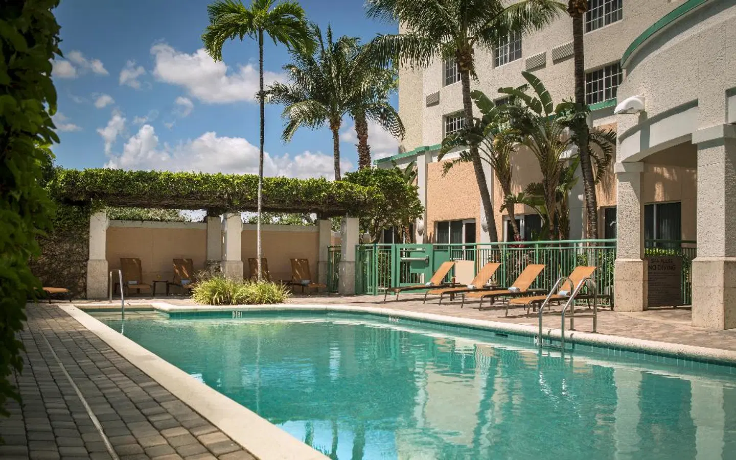 Courtyard by Marriott Fort Lauderdale Airport & Cruise Port OUTDOOR_POOL