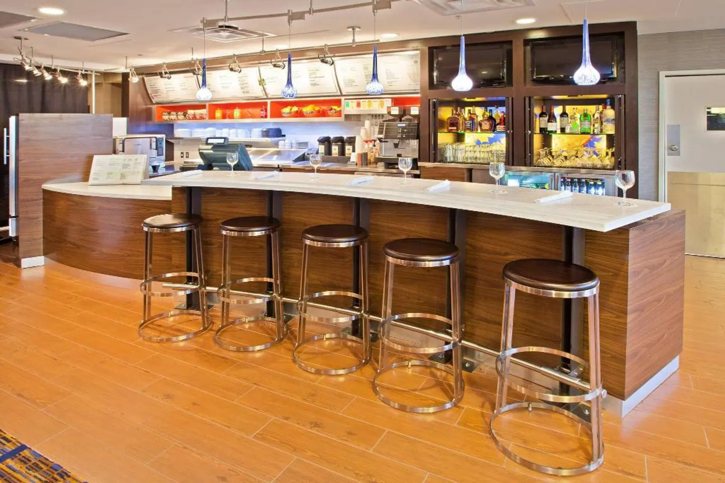 Courtyard by Marriott Louisville Northeast Bar