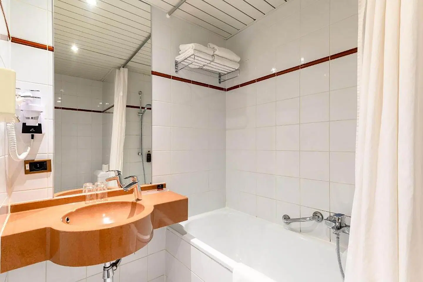 Aris Grand Place Hotel BATHROOM