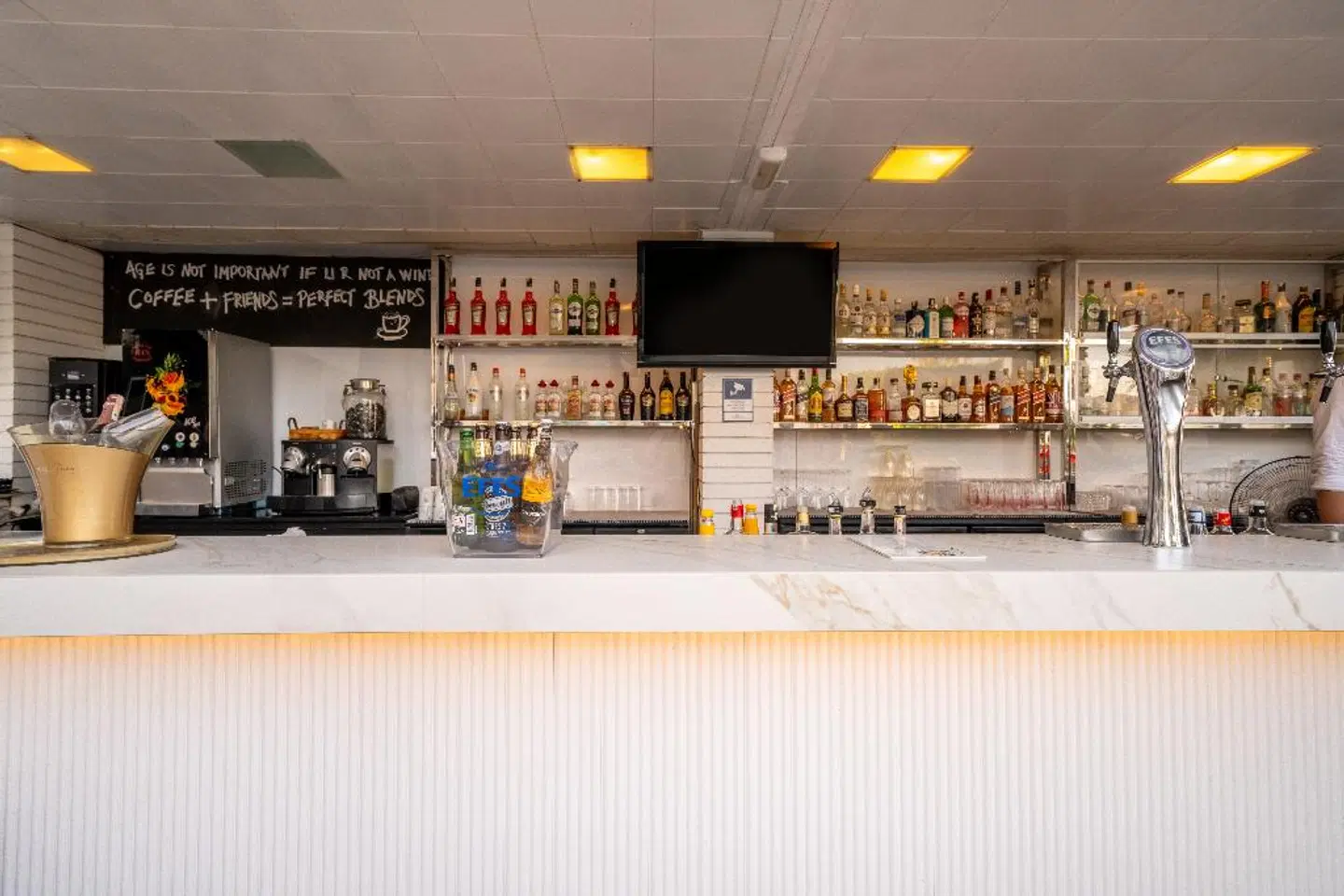 Cettia Beach Resort Bar