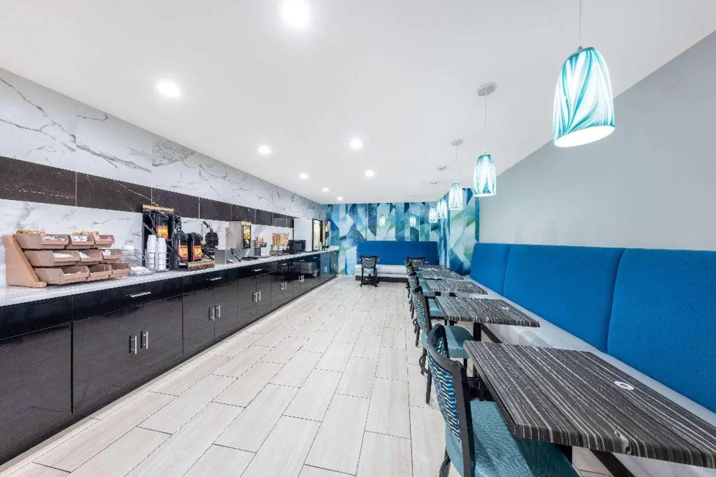 Days Inn by Wyndham Springville Bar