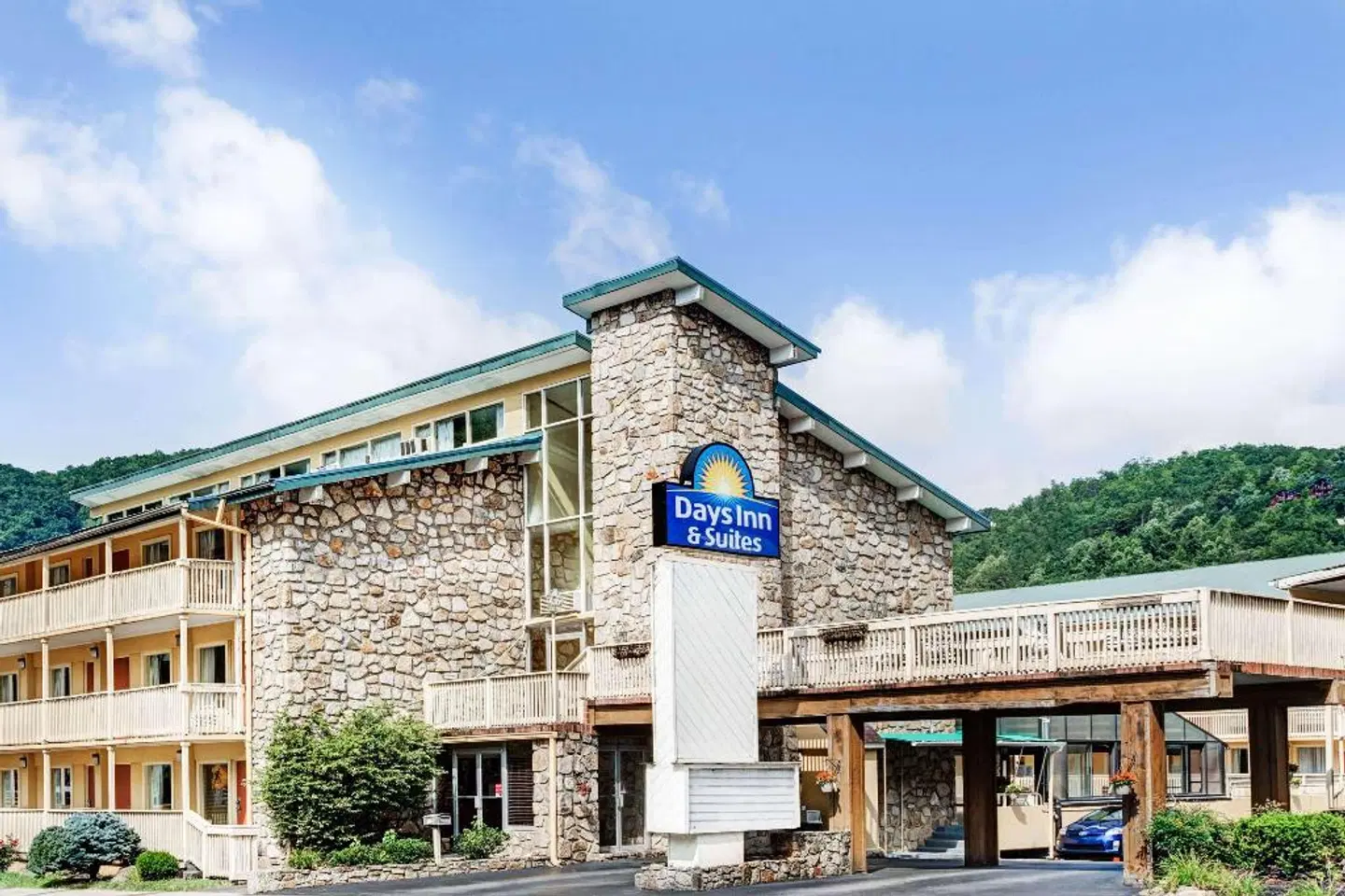 Days Inn & Suites by Wyndham Downtown Gatlinburg Parkway EXTERIOR