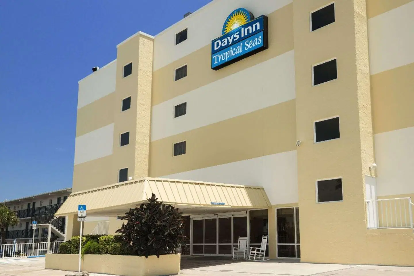 Days Inn by Wyndham Daytona Oceanfront EXTERIOR