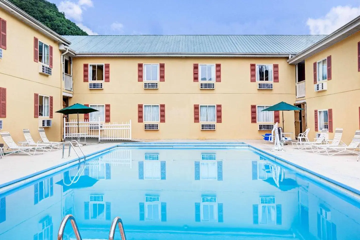 Days Inn & Suites by Wyndham Downtown Gatlinburg Parkway OUTDOOR_POOL