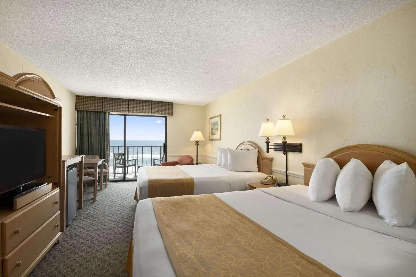 Days Inn by Wyndham Daytona Oceanfront ROOM_EXAMPLE