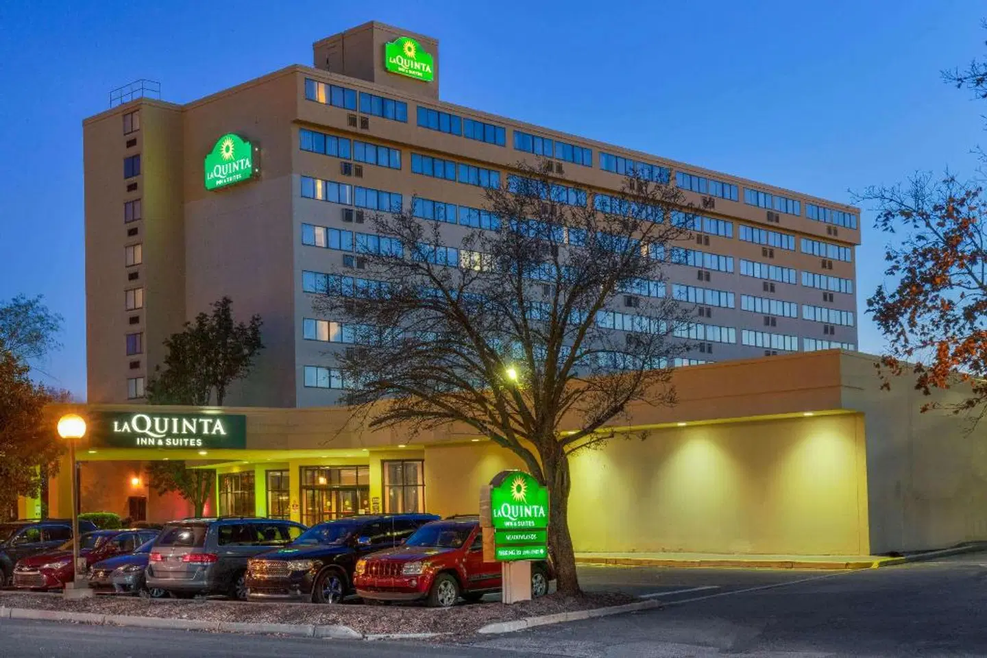 La Quinta Inn & Suites by Wyndham Secaucus Meadowlands EXTERIOR