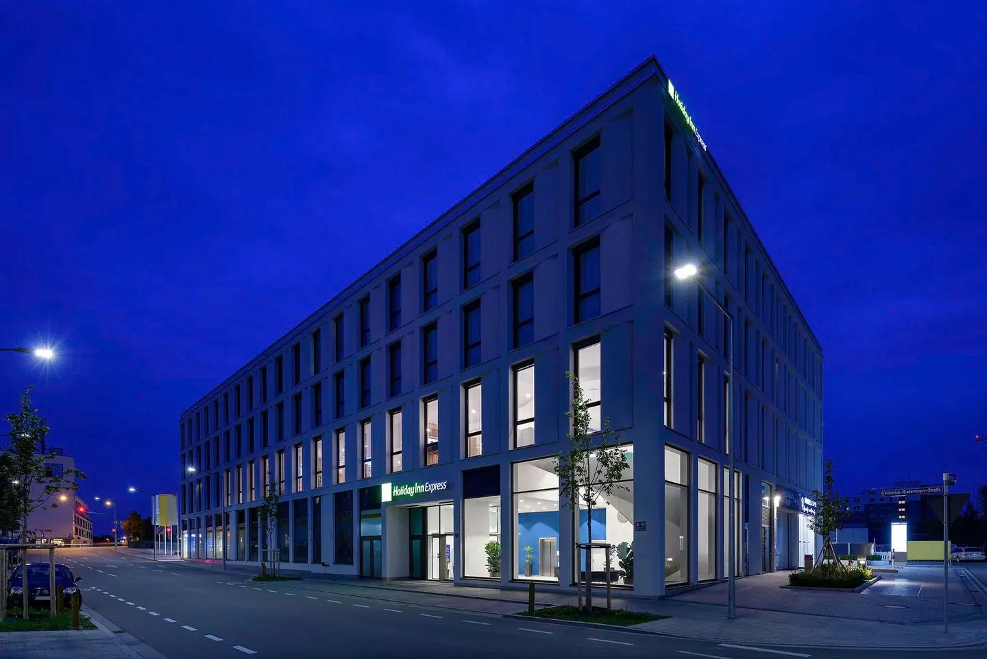 Holiday Inn Express Regensburg EXTERIOR
