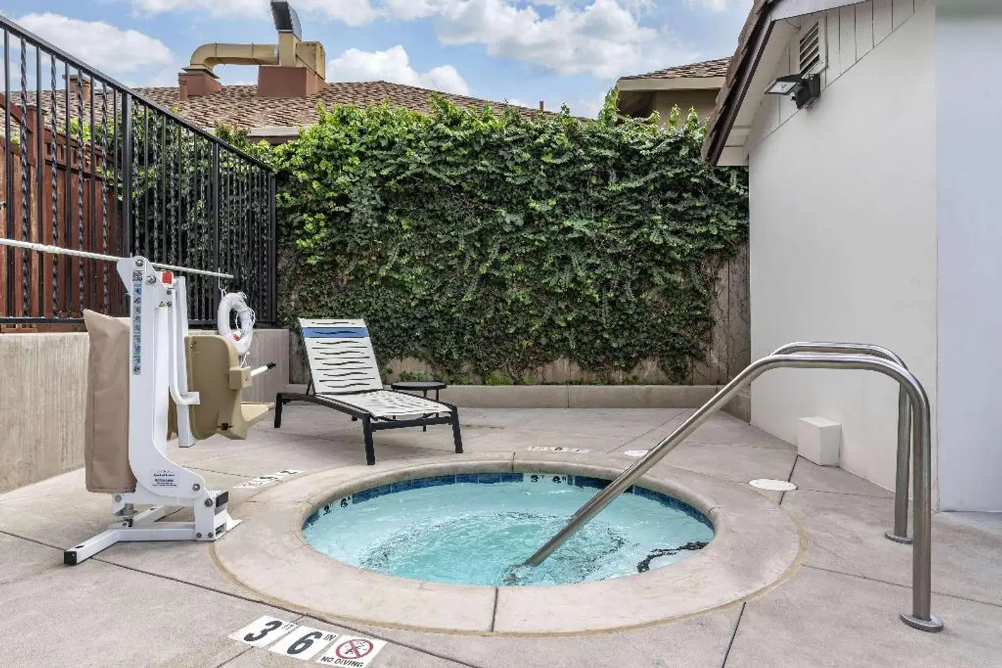 Best Western Rose Garden OUTDOOR_POOL