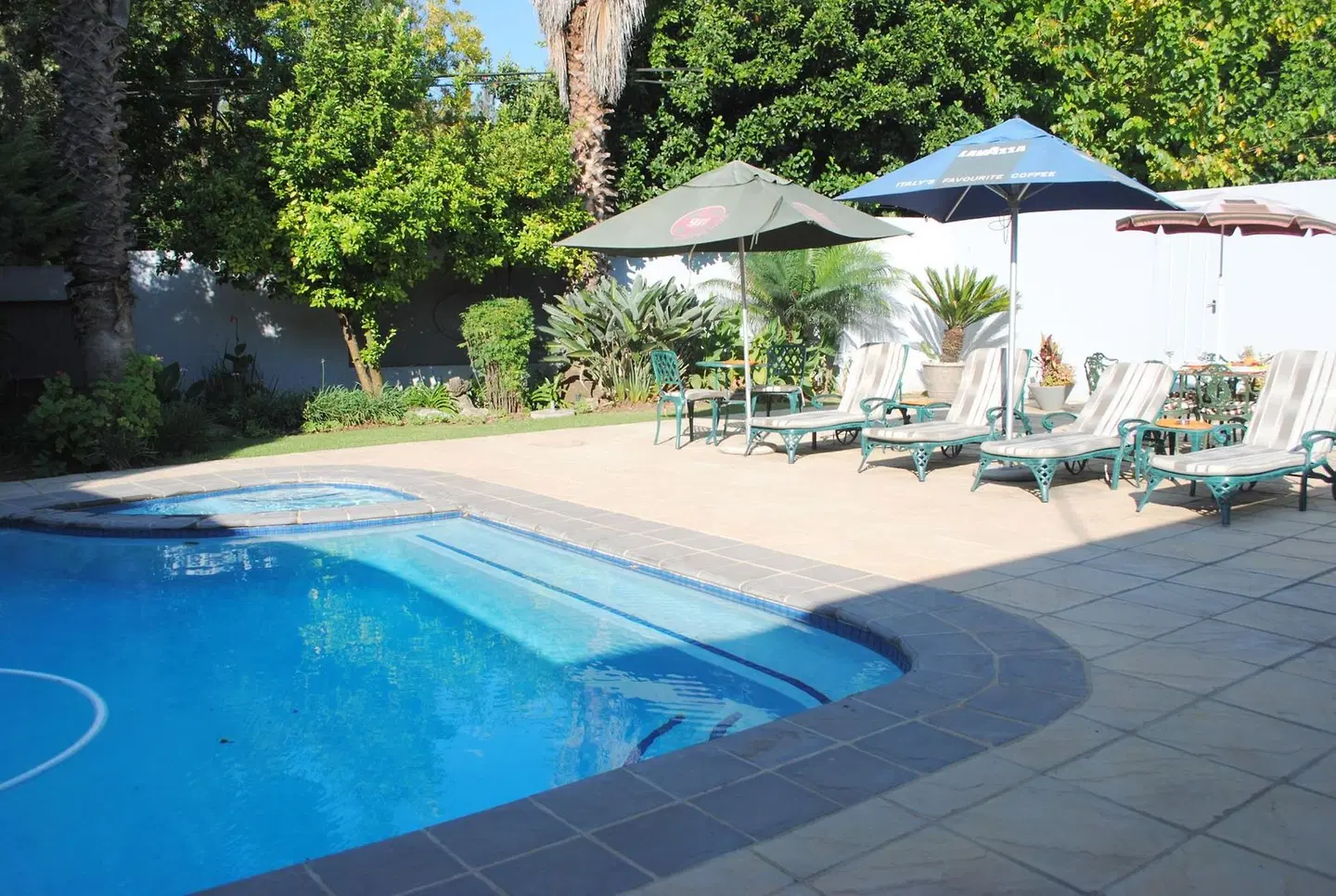6 on Morris Guest Lodge OUTDOOR_POOL