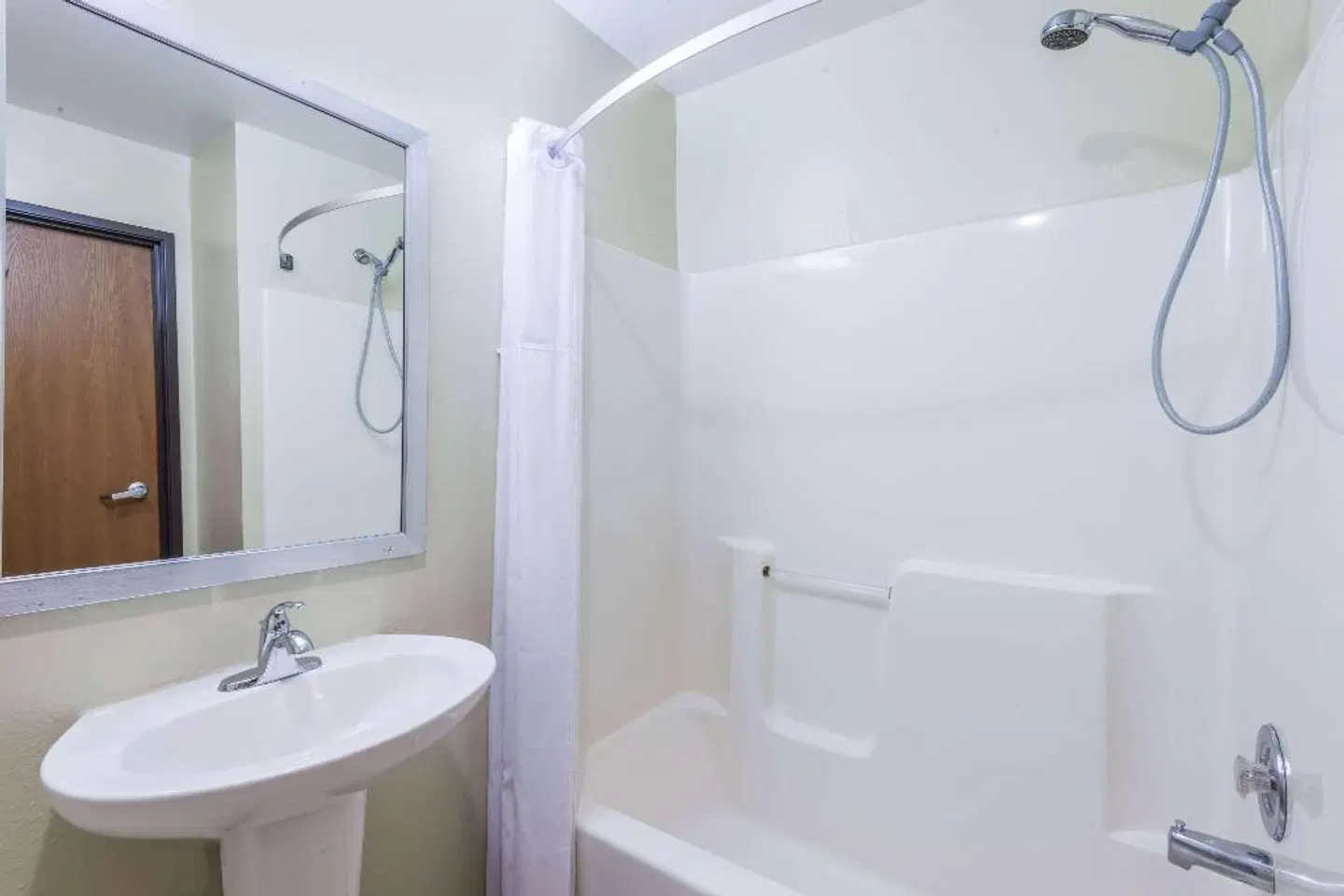 Days Inn by Wyndham Pueblo Badezimmer