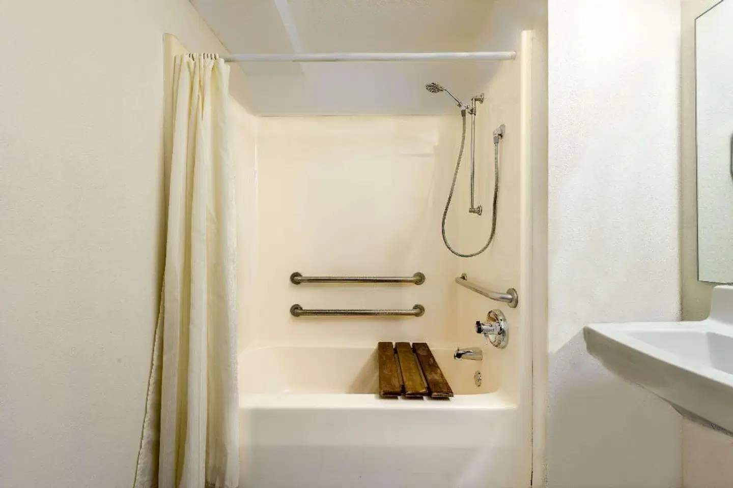 Days Inn by Wyndham Pontoon Beach Badezimmer