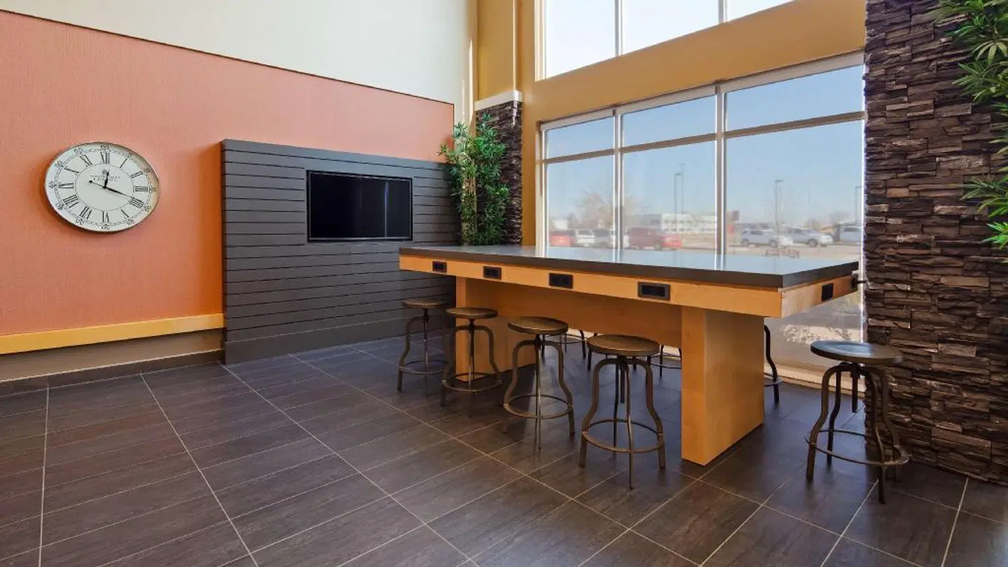 Best Western Plus Airport Inn & Suites BAR