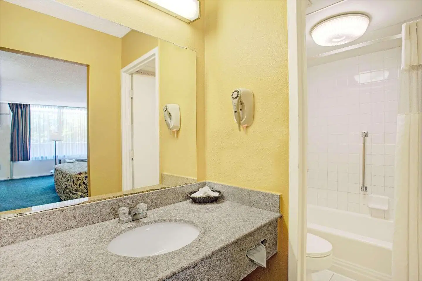 Days Inn by Wyndham Alexandria South BATHROOM