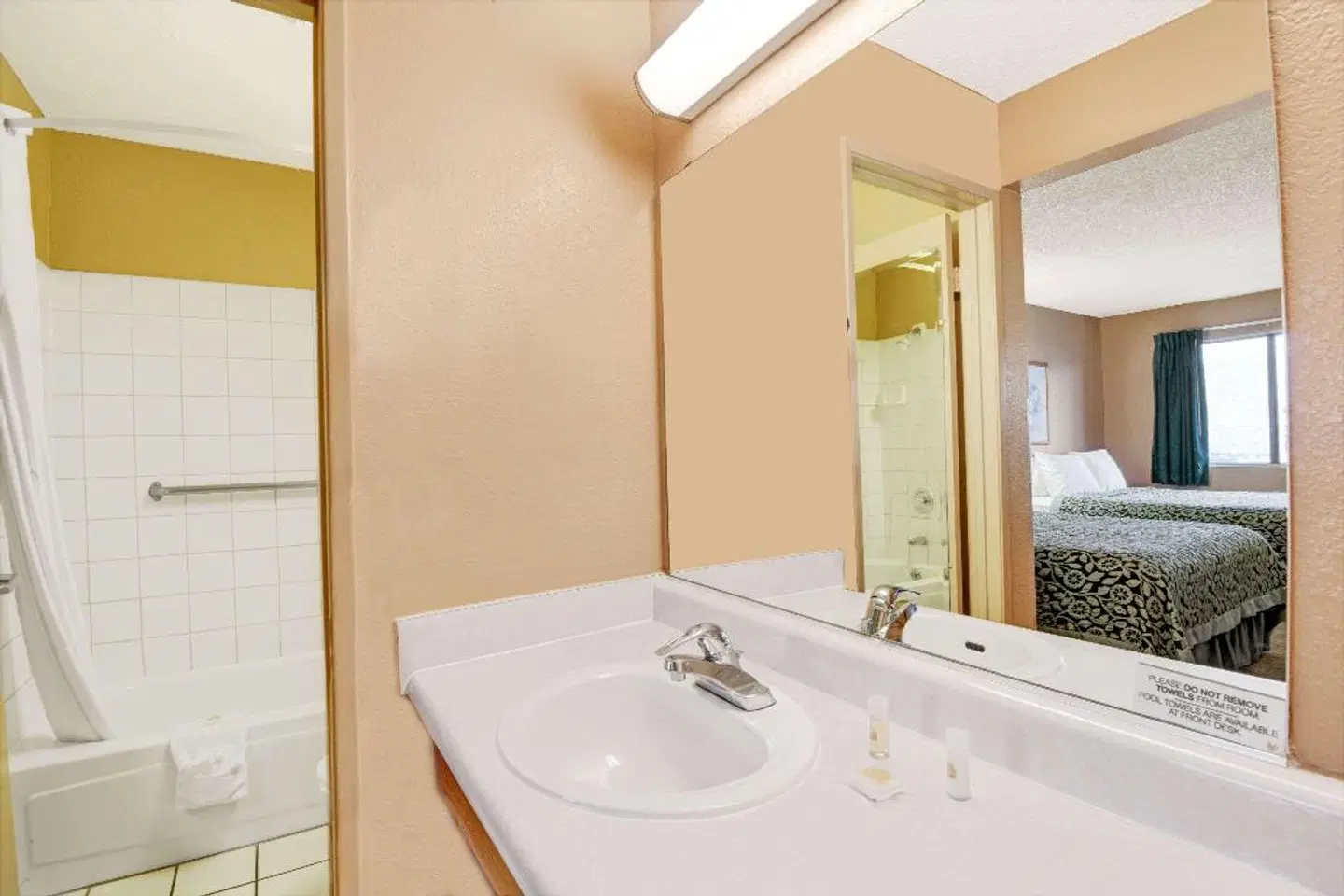 Days Inn by Wyndham El Paso Airport East BATHROOM