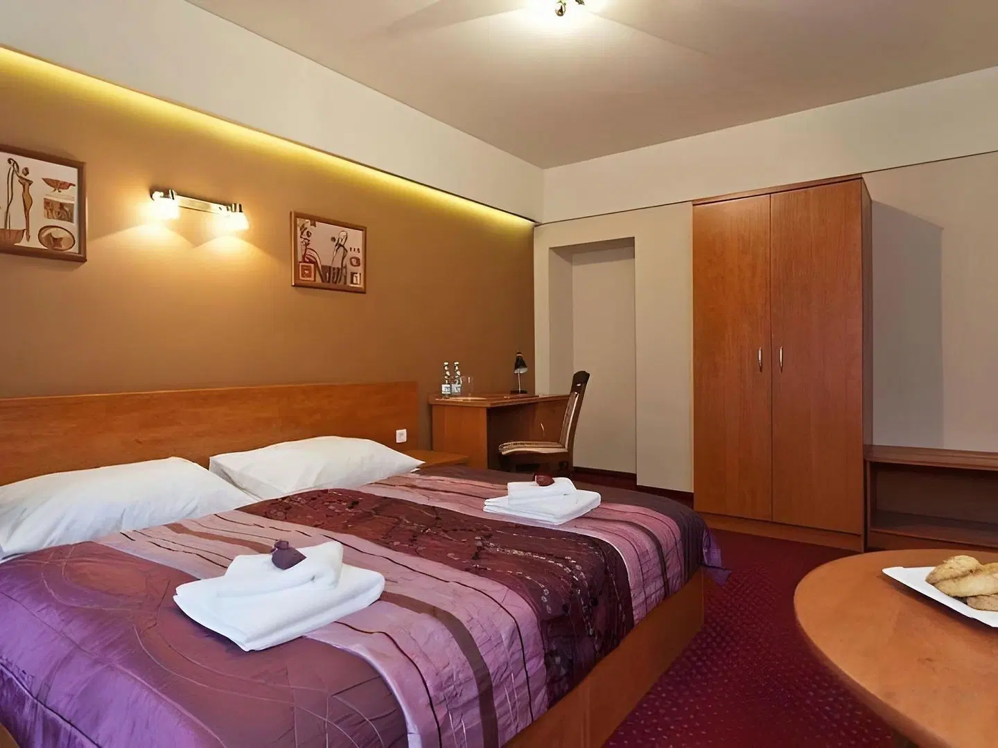 Maksymilian ROOM_EXAMPLE