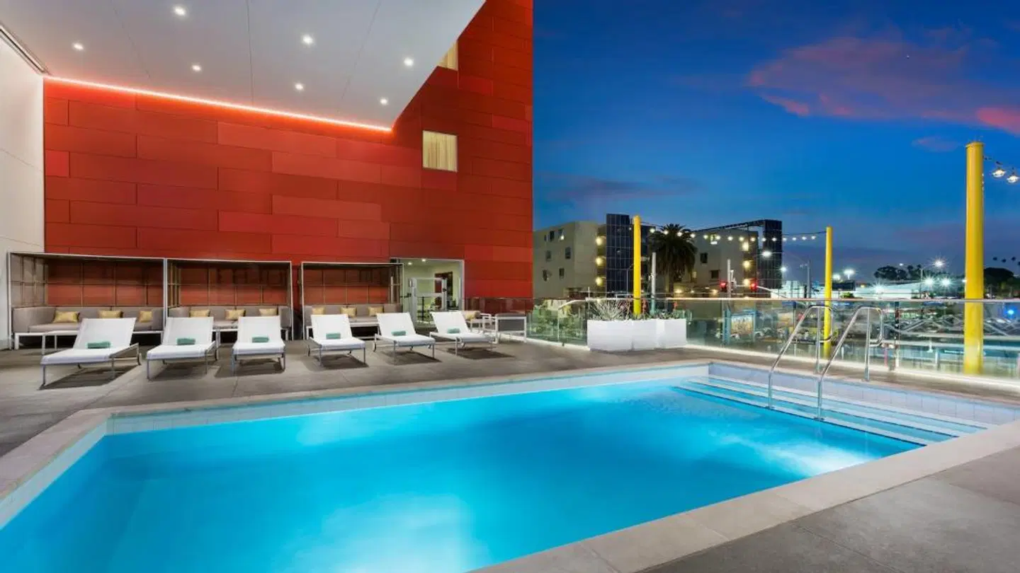 Courtyard by Marriott Santa Monica OUTDOOR_POOL
