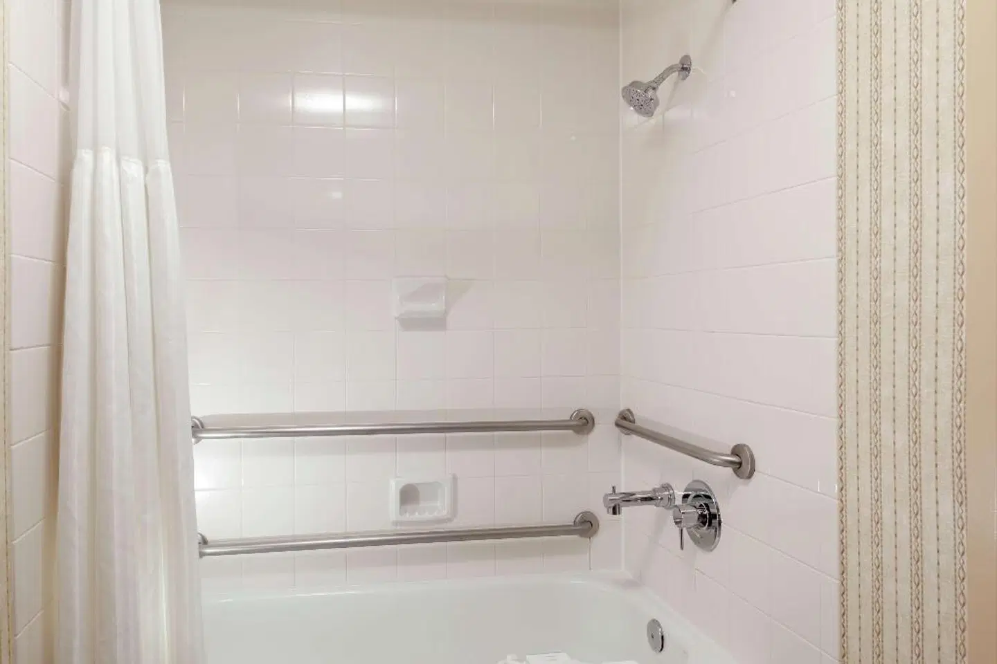 Hilton Garden Inn Charlotte North BATHROOM