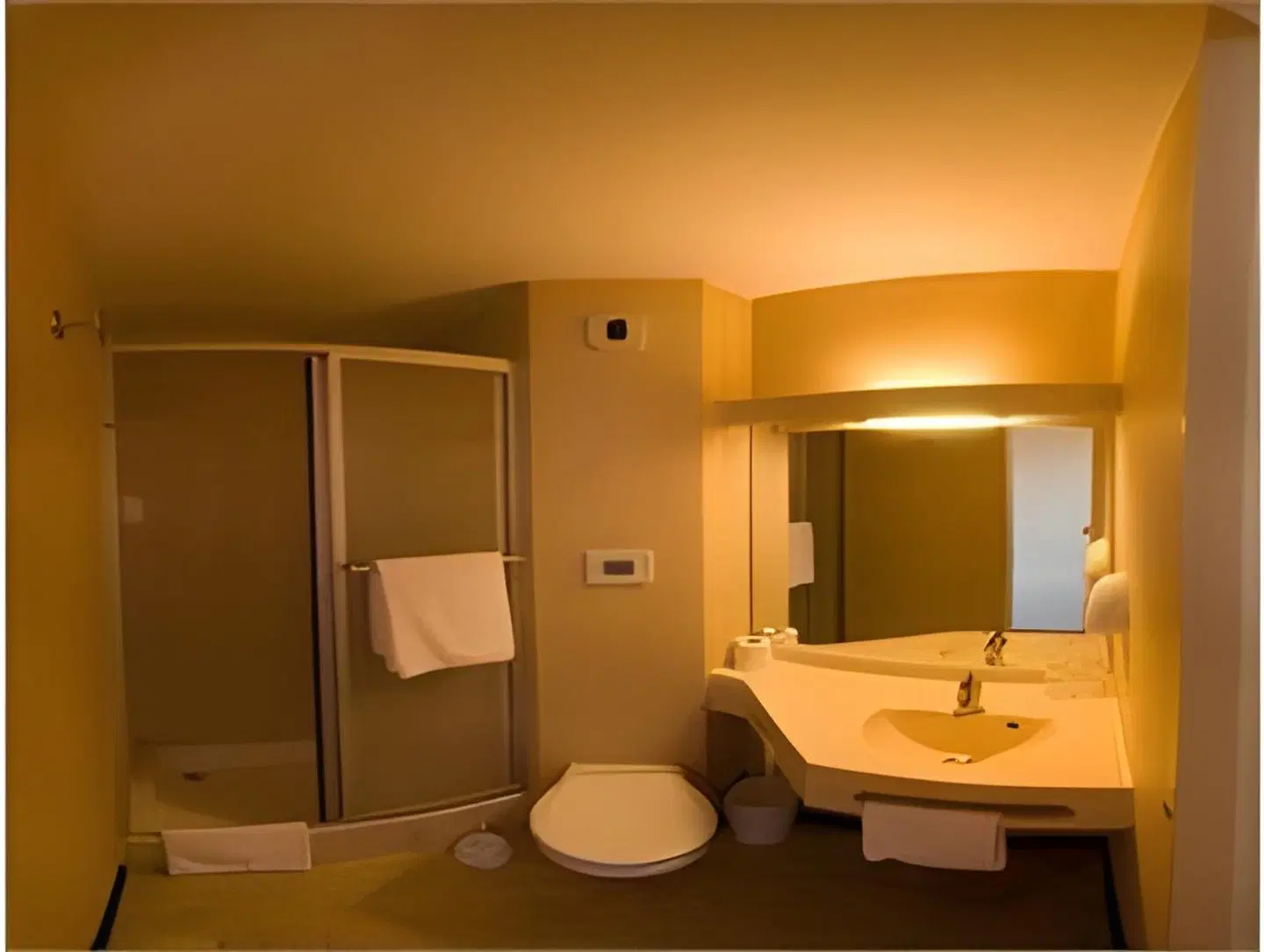 Brit Hotel Rouen Sud Val De Reuil Badezimmer