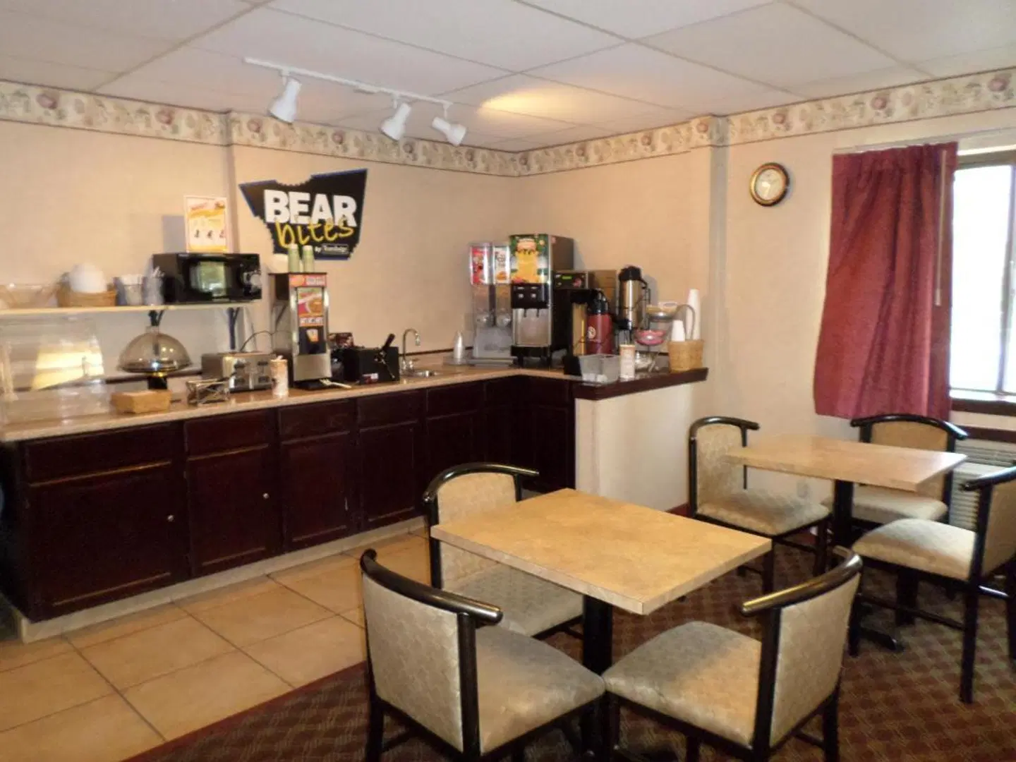 Travelodge by Wyndham Cleveland Lakewood Bar